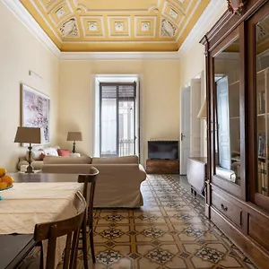 catania-city-center-historical-building-home.taorminaitalyhotels.com/